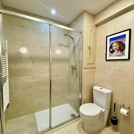 Abbott - 1 Min From The - 100m2 - Sleeps 8 Apartment