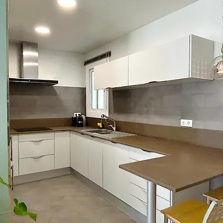 Abbott - 1 Min From The - 100m2 - Sleeps 8 Apartment